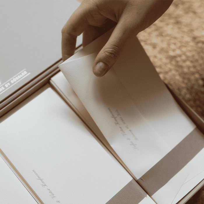 Personalisierbare Briefpapier Kassette | Edles Papier in Weiß | 60 Stück | taupe