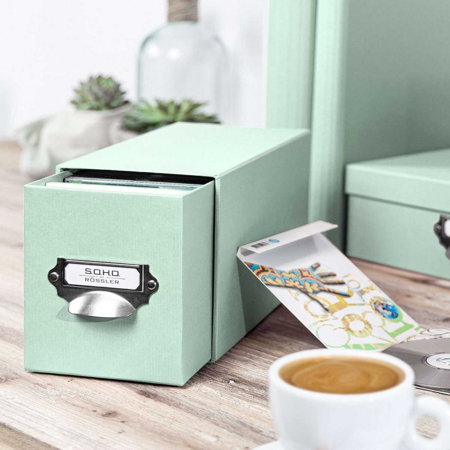 1er Schubladenbox für CDs, Moodfoto mit Kaffee und Deko. Farbe: Grün, Mint