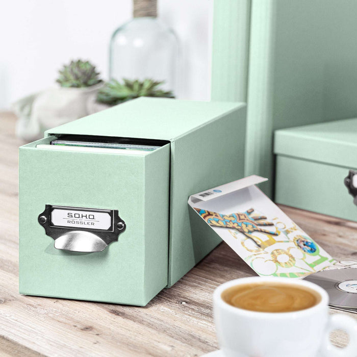 1er Schubladenbox für CDs, Moodfoto mit Kaffee und Deko. Farbe: Grün, Mint