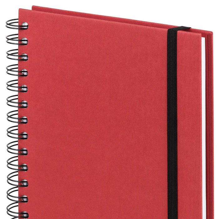 Ein Notizbuch im A5-Format mit rotem Einband, Spiralbindung und einem schwarzen Gummizug, ideal für persönliche Notizen und Skizzen.